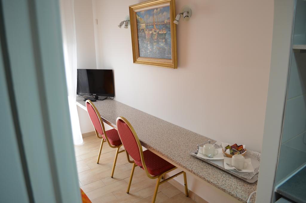 L'Abribis Hotel Firminy Szoba fotó